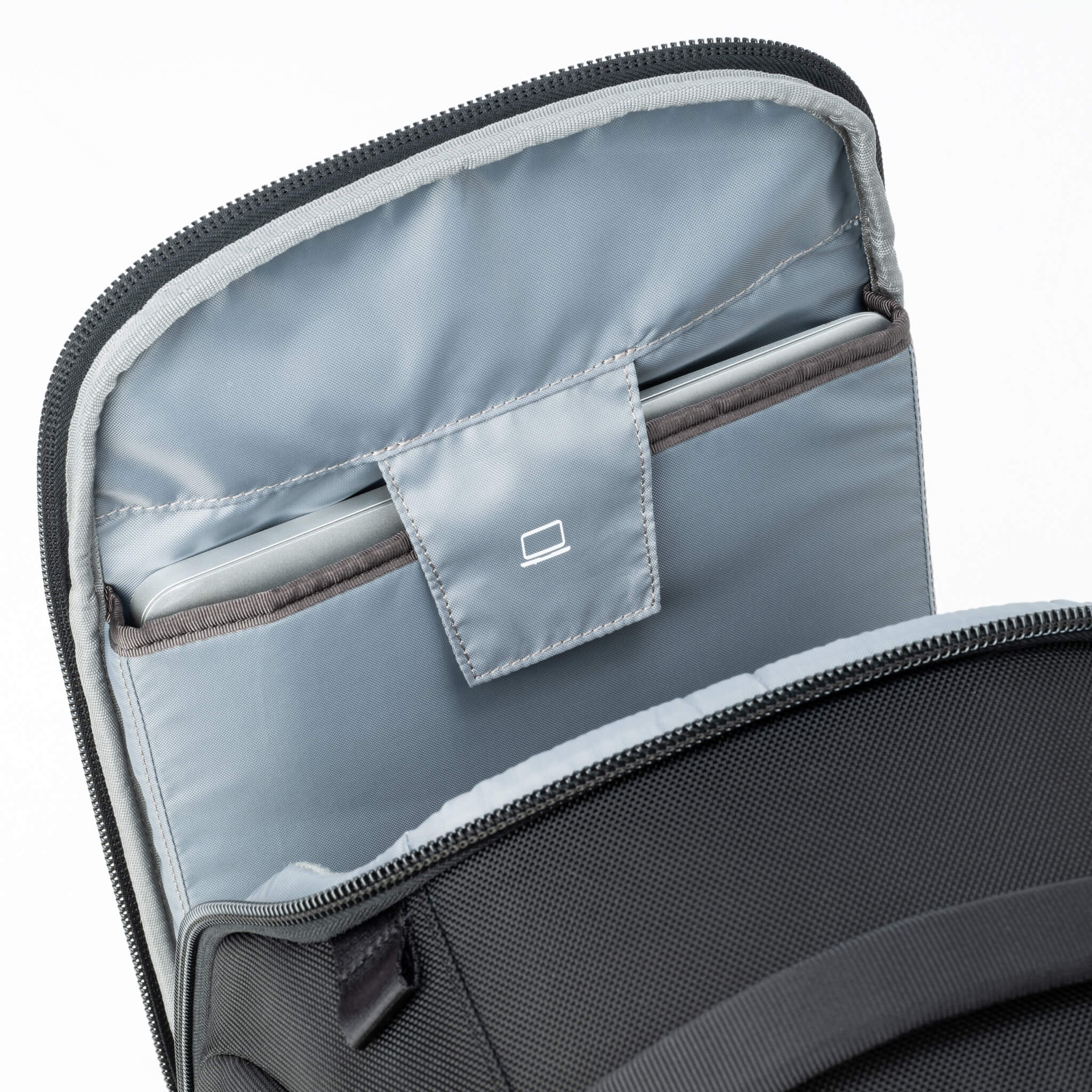 Walker-Pro-24L-Laptop-Carry_2048x