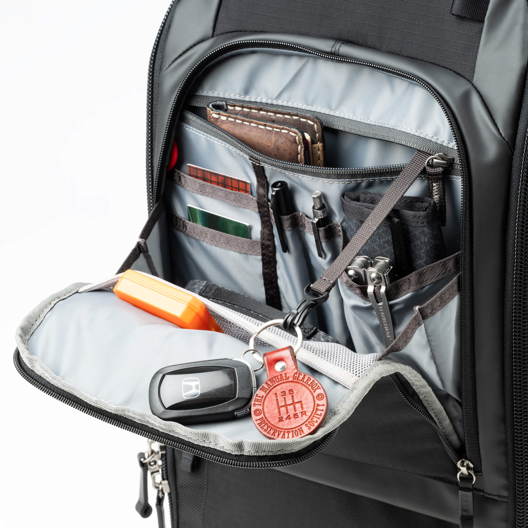 Walker-Pro-30L-Front-Organizer-Pocket_2048x