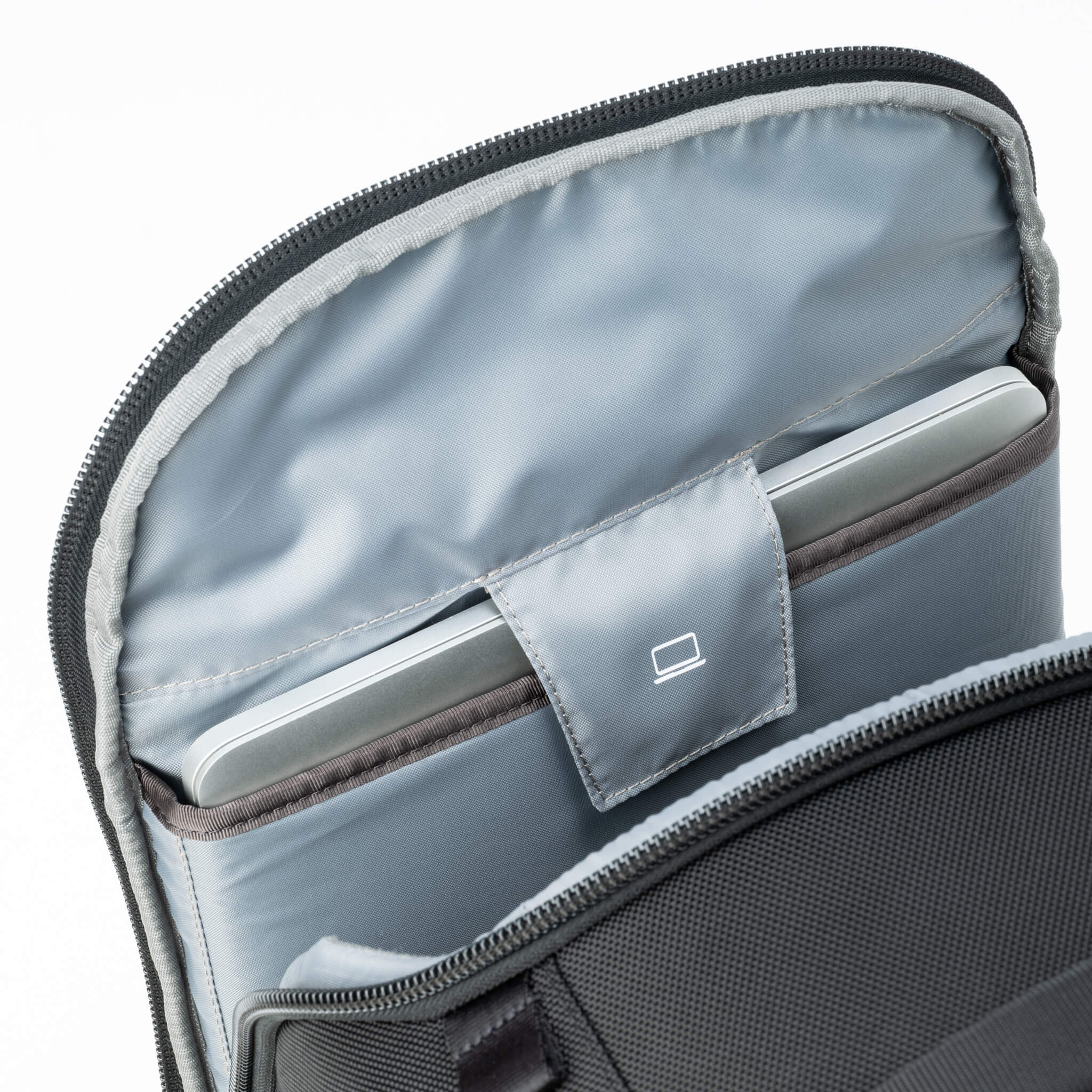 Walker-Pro-30L-Laptop-Carry_2048x